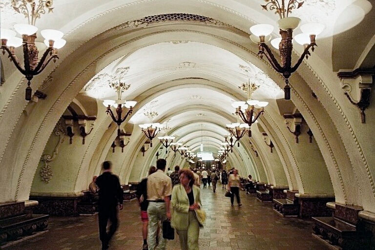 La station Arbatskaïa, de l'architecte Poliakov, construite en 1953 - Sansculotte (pseudo Wikipédia) | Creative Commons BY-SA 2.0