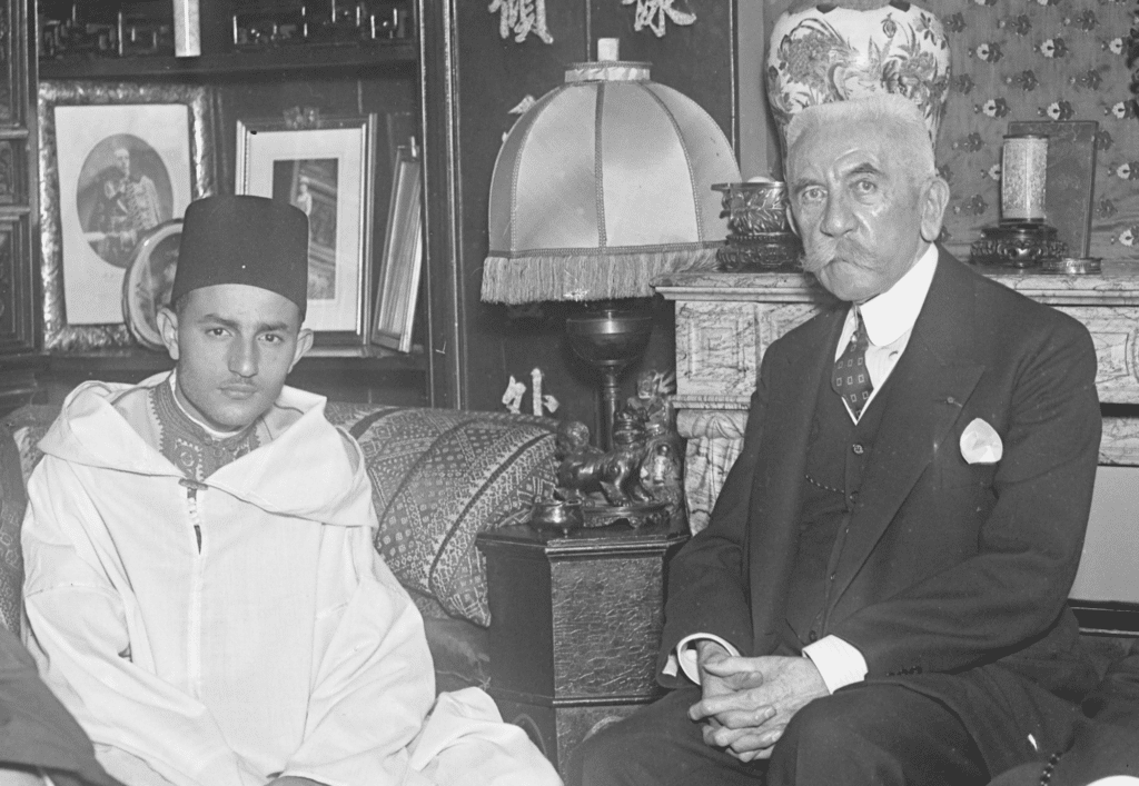 Le jeune sultan assis avec l'ancien résident général français, Hubert Lyautey, en 1930 - Agence Rol. BnF | Domaine public