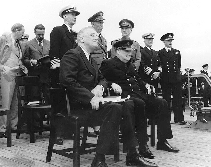 Roosevelt et Churchill, lors de leur rencontre secrète du 9 au 12 août 1941 à Terre-Neuve, ont abouti à la Charte de l'Atlantique, que les États-Unis et la Grande-Bretagne ont officiellement annoncée deux jours plus tard - U.S. Naval Historical Center Photograph | Domaine public