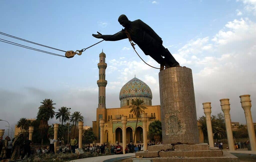 Déboulonnage d'une statue de Saddame Hussein par les Américains sur la place Firdos de Bagdad, le 9 avril 2003.