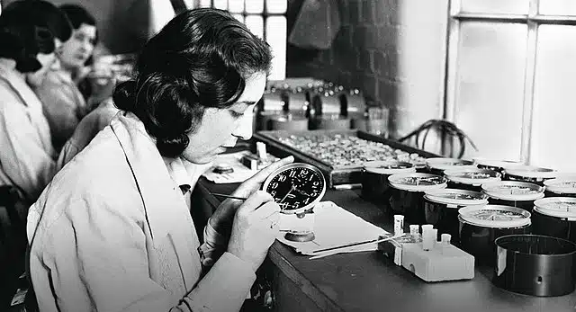 Exemple d'une Radium Girl peignant un cadran - Esther Mateo, Kate Moore | Domaine public