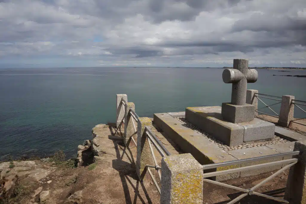 Le tombeau de François-René de Chateaubriand, écrivain français né à Saint-Malo le 4 septembre 1768 et mort à Paris le 4 juillet 1848. Il est situé sur l'îlot du Grand Bé (accessible à marée basse), à Saint-Malo - Heric | Creative Commons BY-SA 4.0