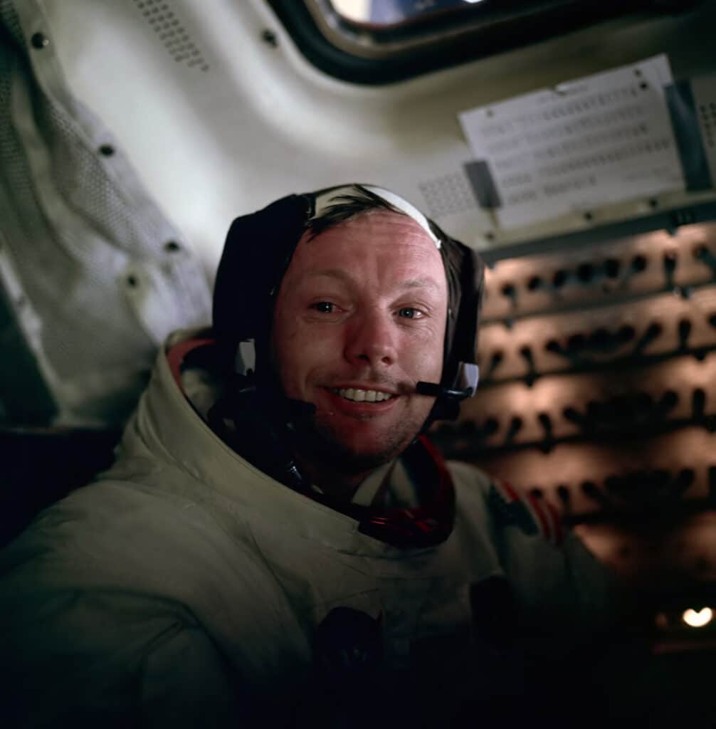 Neil Armstrong coiffé de son casque intercom familièrement appelé Snoopy Cap photographié par Aldrin juste après l'EVA - NASA / Edwin E. Aldrin, Jr | Domaine public