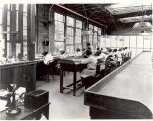 Radium Girls dans l'aterlier de l'US Radium Company, vers 1922