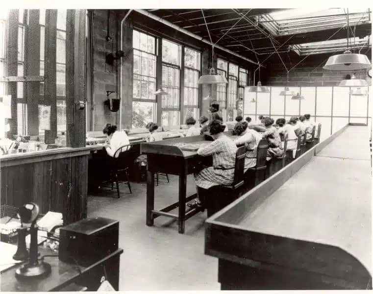 Radium Girls dans l'aterlier de l'US Radium Company, vers 1922 | Domaine public