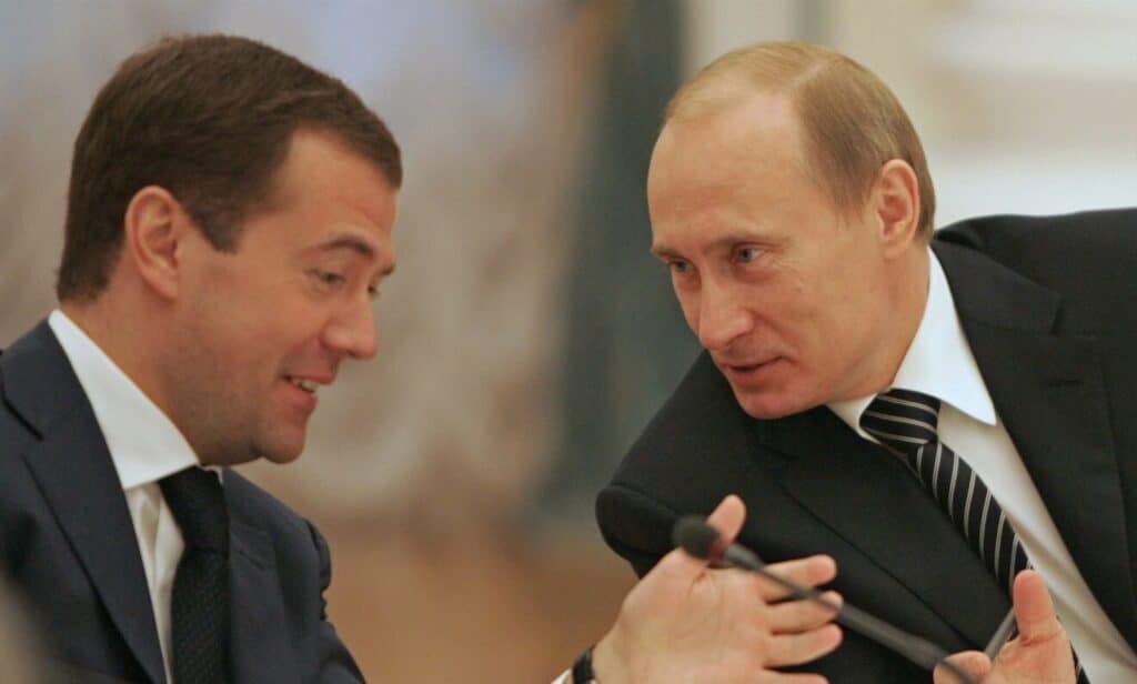 Vladimir Poutine, alors Premier ministre, et le président Medvedev le 11 mars 2008.
