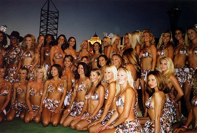 Modèles et Playmates de Playboy, défilé de bikinis "mouillés et sauvages", 2000 - GabboT | Creative Commons BY 2.