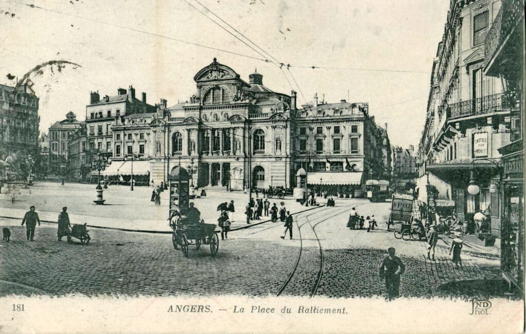 Ancienne carte postale de la ville d'Angers et la place du Ralliement - Neurdein | Domaine public