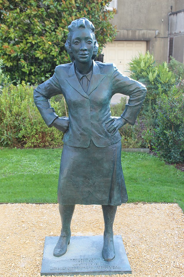 Statue d'Henrietta Lacks érigée en 2018 en Virginie, aux Etat Unis. La plaque au pied de la statue d'Henrietta  Lacks indique : "More than a cell. To all the unrecognised Black Women who have contributed to humanity, you will never be forgotten"