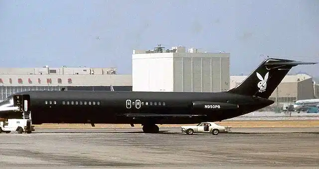 Jet d'affaires McDonnell Douglas DC-9 N950PB c/n 47394 livré à Playboy Enterprises le 2 février 1969, photographié à l'aéroport de Los Angeles en 1974 - Piergiuliano Chesi | Creative Commons by 3.