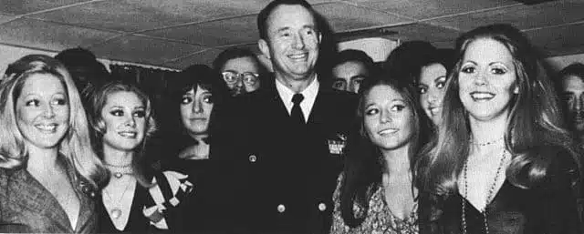 Les lapines du Playboy Club de Londres à bord du porte-avions de la marine américaine USS Intrepid (CVS-11) à Portsmouth, Hampshire (Royaume-Uni), vers 1972 - U.S Navy | Domaine public.