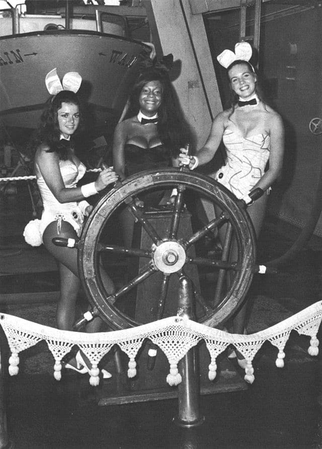 Les lapines du club Playboy de New York, Waren Smith, Tiki Owens et Liz James, sur le pont arrière du croiseur à missiles guidés de la marine américaine USS Wainwright (DLG-28), vers 1971 - U.S Navy | Domaine public.