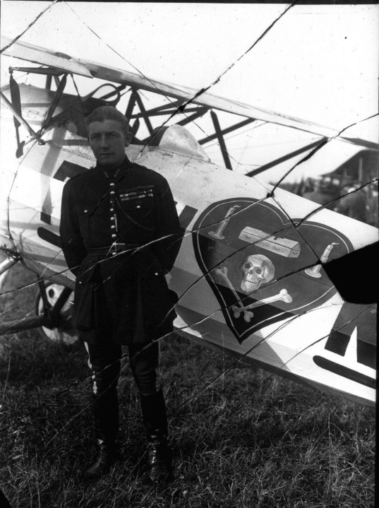Charles Nungesser devant son Nieuport - BNF I Domaine Public
