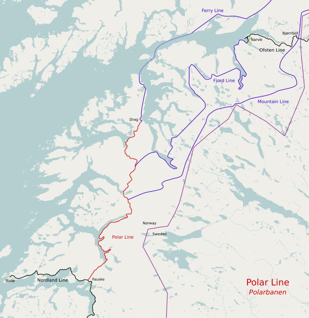 La Polar Line en rouge, précédée de la Nordland Line au Sud (Fauske) et des trois itinéraires proposés avant-guerre en direction de Narvik puis Kirkenes à l'extrême-Nord. @CC BY-SA 2.0