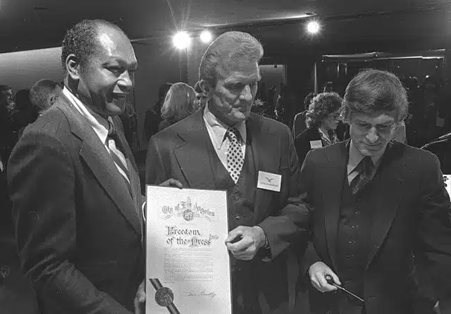 Le maire de Chicago, l'éditeur du Times et Hugh Hefner lors de l'exposition sur la liberté de la presse, 1980. La collection a été empruntée à la bibliothèque publique de Chicago par la Fondation Playboy, sponsor de l'exposition - Bob Chamberlin | Creative Commons BY 4.