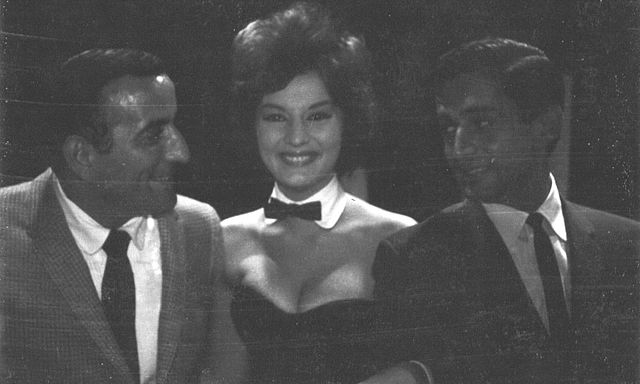 Tony Bennett avec son ami Sam Distefano au Playboy Club de Miami fin 1963 - Sallyfrjersey | Creative Commons BY 4.