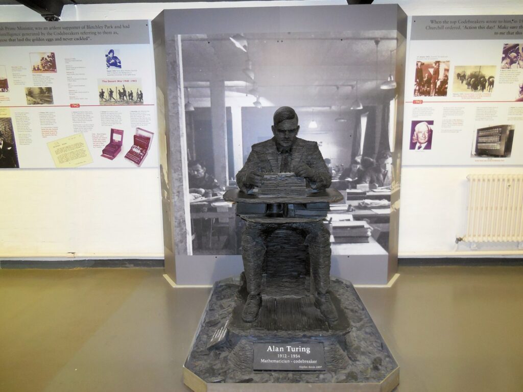 Sculpture d'Alan Turing à Bletchley Park (photo credit : Paul Gillett, Geograph Britain and Ireland)