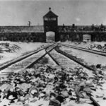 Entrée du camp d'Auschwitz-Birkenau ( Pologne ), 1945 - Archives fédérales allemandes | Creative Commons BY-SA 3.0