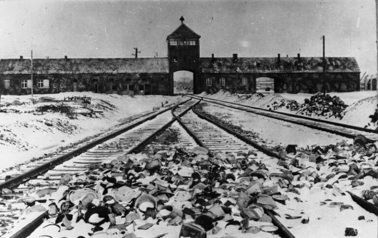 Entrée du camp d'Auschwitz-Birkenau ( Pologne ), 1945 - Archives fédérales allemandes | Creative Commons BY-SA 3.0
