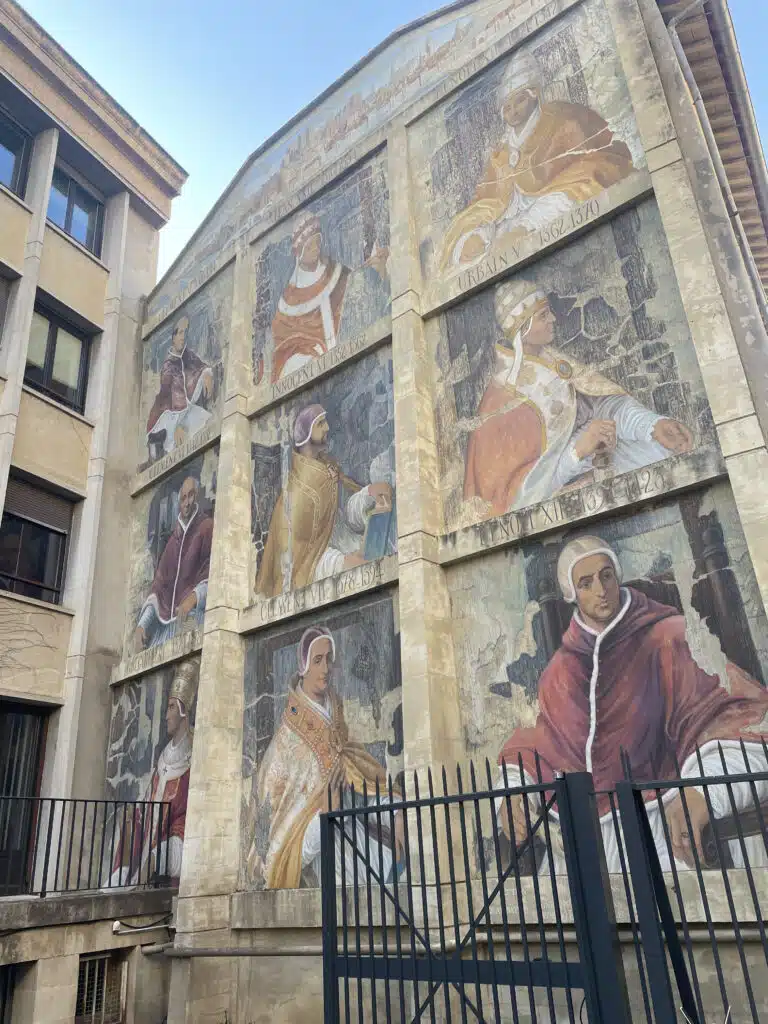 Photographie d'une fresque située dans la rue Dorée d'Avignon, représentant les neufs papes qui ont résidé dans la ville au XIVème siècle, A. VETELE, 15/05/2023