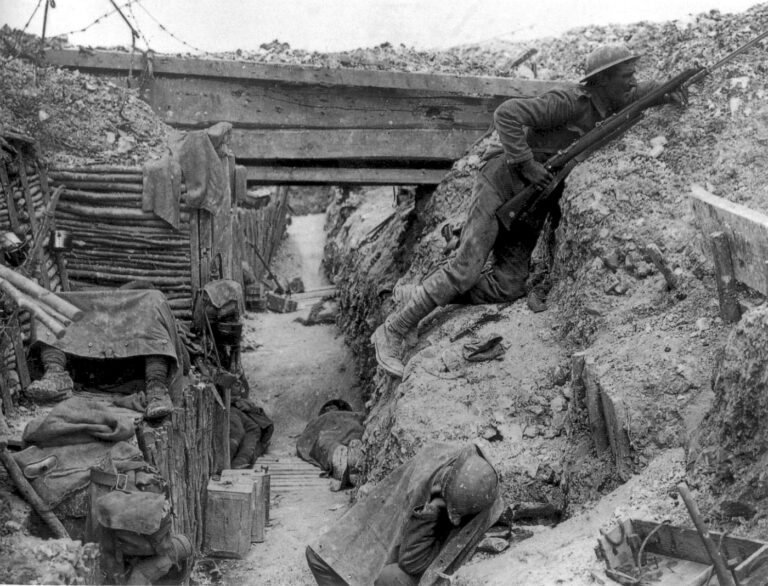 Tranchée britannique dans la Somme en juillet 1916 - John Warwick Brooke | Domaine public