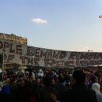 Banderole sur la place Tahrir : "Le peuple demande le retrait du régime" - Popo le Chien (pseudo Wikipédia) | Domaine public