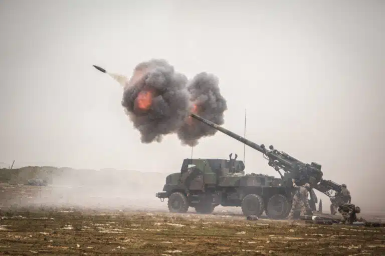 Un obusier automoteur français Caesar tire dans la vallée de l'Euphrate moyen en Asie du Sud-Ouest, le 2 décembre 2018 - Photo de l'armée américaine par le sergent de 1ère classe Mikki L. Sprenkle | Domaine public