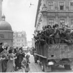 Des habitants de Lviv rencontrent des soldats allemands, juin 1941 - Narodowe Archiwum Cyfrowe | Domaine public