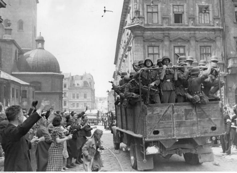 Des habitants de Lviv rencontrent des soldats allemands, juin 1941 - Narodowe Archiwum Cyfrowe | Domaine public