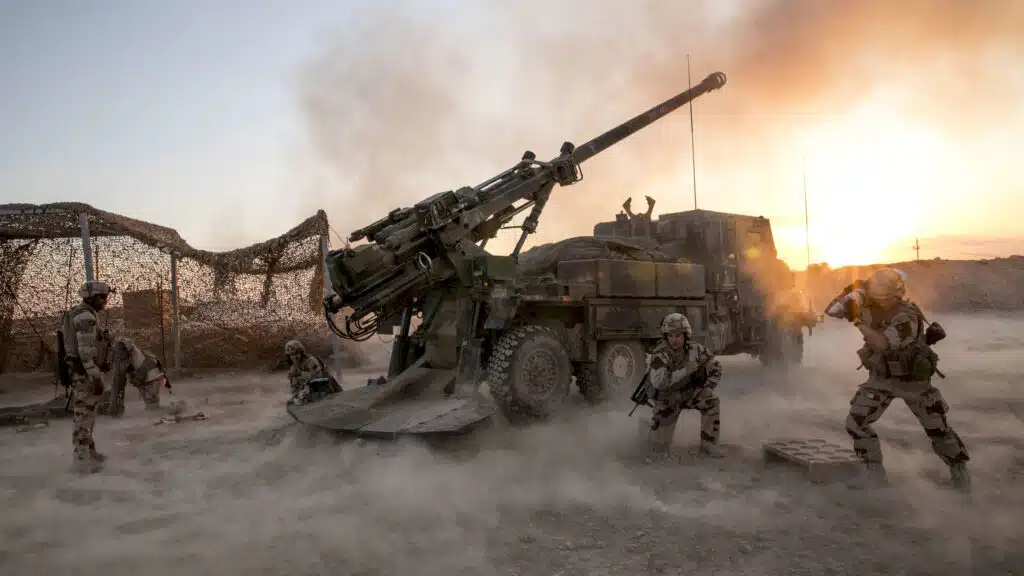 Des soldats français de la Task Force Wagram ouvrant le feu avec un CAESAr à al-Qaïm contre des positions tenues par l'État islamique en soutien aux Forces démocratiques syriennes - Spc. Zakia Gray, US Army | Domaine public