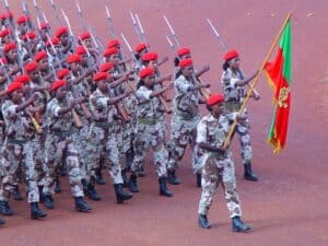 Femmes soldats dans l'armée Érythréenne lors d'une parade militaire (2006).