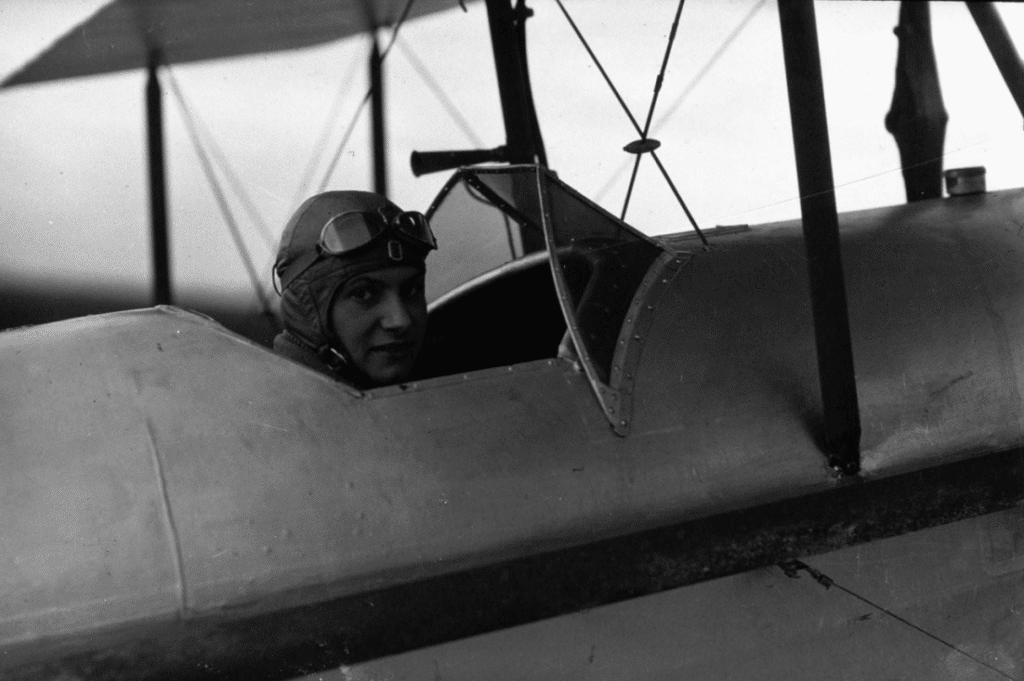 L'aviatrice Hélène Boucher en 1933 au départ de Paris-Saïgon