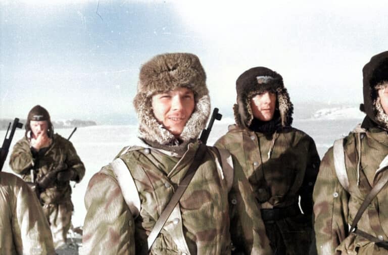 Soldats allemands de l'opération Haudegen au Svalbard. Photo issue des collections de Wilhelm Dege et colorisée par Johannes Dornn - Johannes Dornn | Creative Commons Attribution-Share Alike 4.0 International