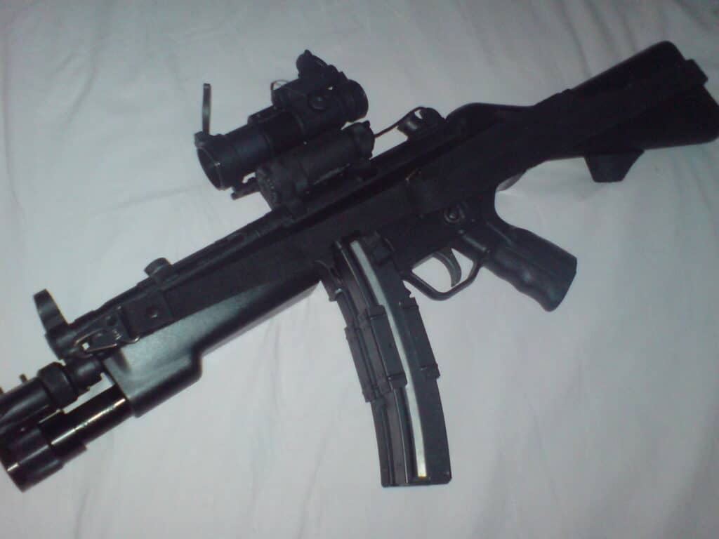 Une réplique de MP5-A2-TLF modifiée (red-dot, laser, coupleur de chargeurs, sangle, garde-main tactique d'origine) - AlecMoody | Domaine public