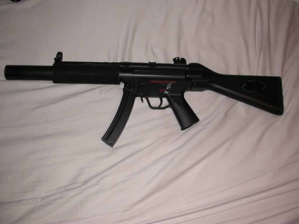 Une réplique électrique appelée AEG (Automatic Electric Gun) d'un MP5-SD5 - Betacommand (pseudo Wikipédia) - Creative Commons BY 2.0