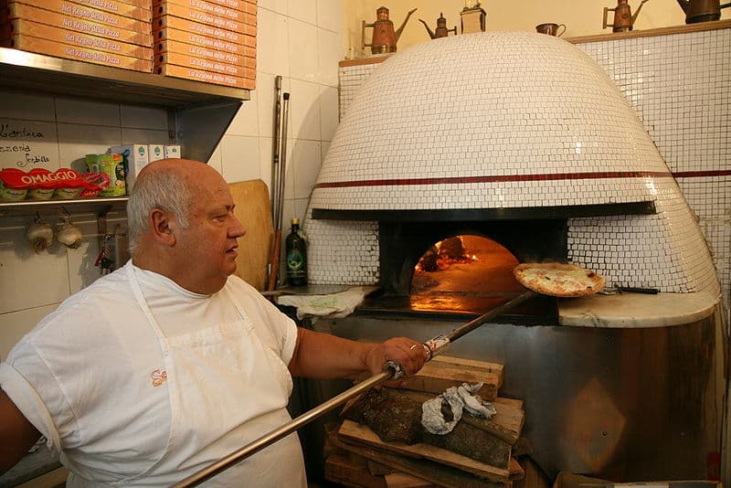 Woodfired pizza oven at Pizzeria Sorbillo, Naples -  
 Glen MacLarty | Creative Commons BY 2.0