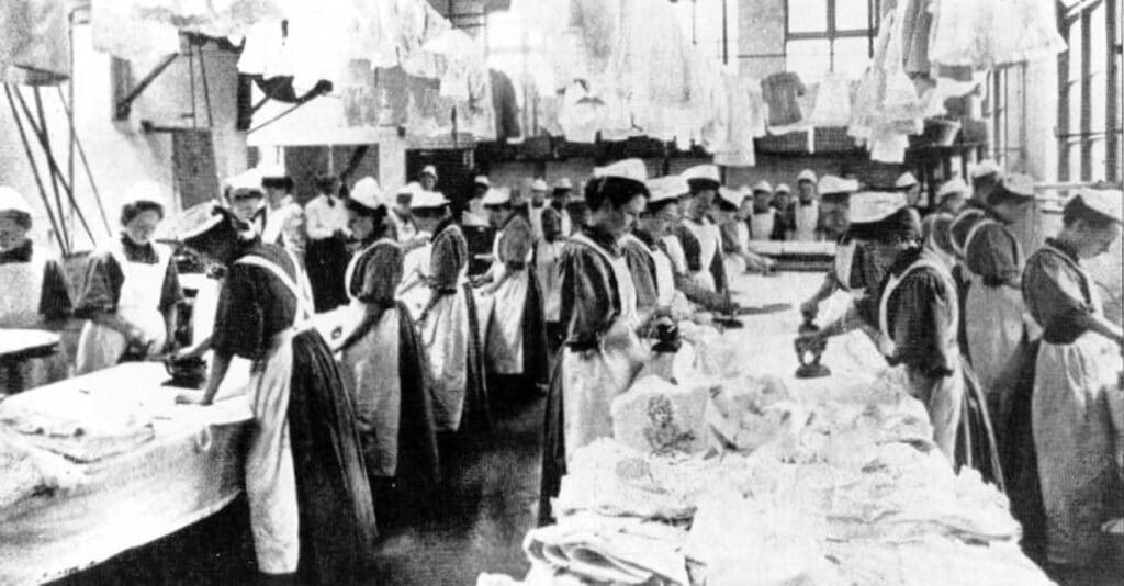 À la blanchisserie de l'asile anglais, début du XXe siècle - auteur inconnu | Domaine public