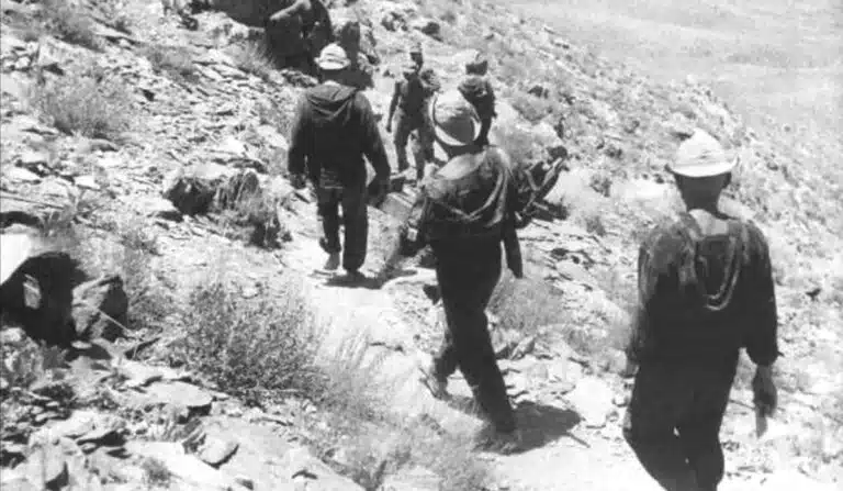 Guerre soviétique en Afghanistan : Les agents de l'escouade spéciale du KGB, dirigés par Igor Morozov, descendent de la crête de la montagne - Oficersky Romans | Creative Commons BY 3.0