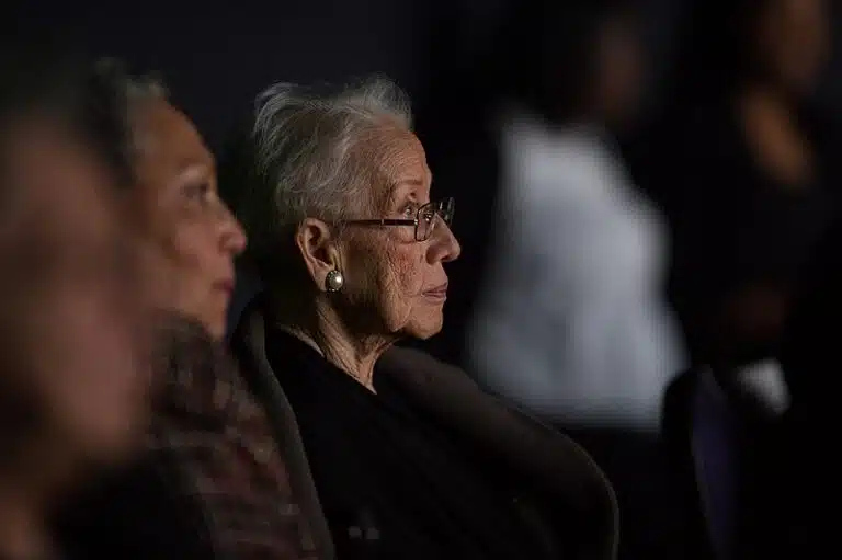 Katherine Johnson, assististant à la première de "Hidden Figures" après une réception où elle a été honorée, le 1er décembre 2016, au Virginia Air and Space Center à Hampton, en Virginie | Domaine public.