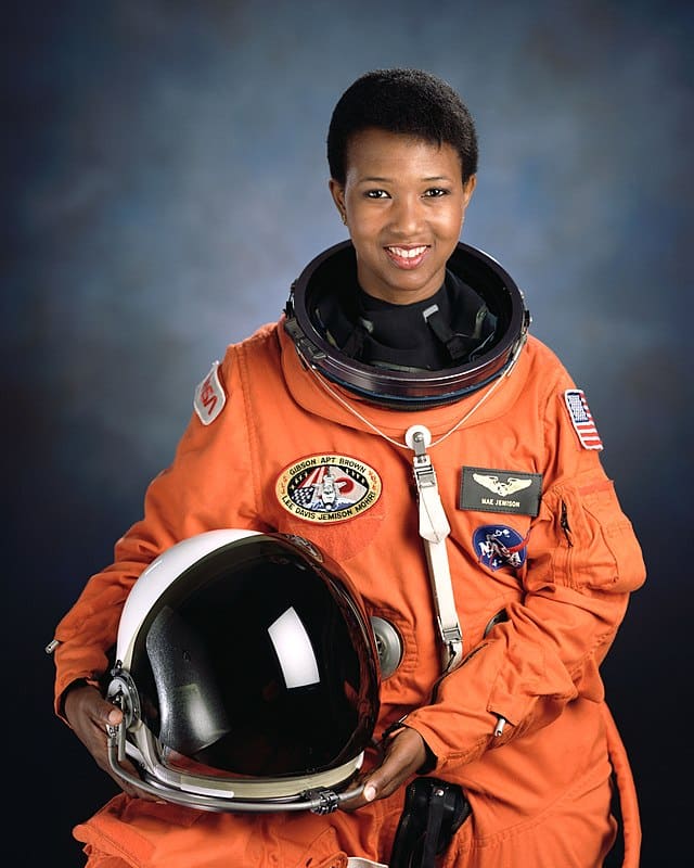 Mae Carol Jemison, ingénieure, médecin et astronaute américaine de la NASA. Elle est devenue la première femme noire à voyager dans l'espace en tant qu'astronaute à bord de la navette Endeavour, 1992. | Domaine public.