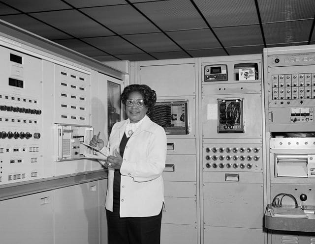 Mary Jackson, en train de travailler au centre de la NASA de Langley, 1977 | Domaine public.
