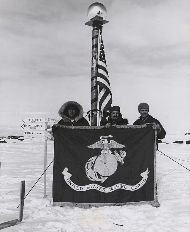 Le drapeau américain planté en Antarctique pendant l'opération Highjump - USMC Archives | Creative Commons Attribution 2.0