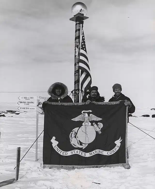Le drapeau américain planté en Antarctique pendant l'opération Highjump - USMC Archives | Creative Commons Attribution 2.0