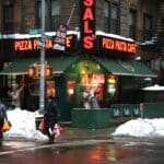 New York City, Manhattan, little Italy, 369 Broome St. / Mott St. : Sal's Pizza. - Vincent Desjardin | Creative Commons BY 2.0