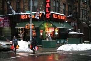 New York City, Manhattan, little Italy, 369 Broome St. / Mott St. : Sal's Pizza. - Vincent Desjardin | Creative Commons BY 2.0