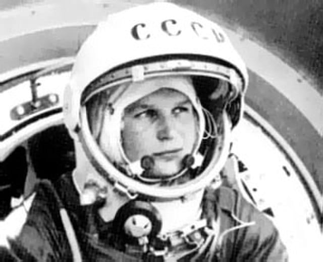 Valentina Tereshkova, à l'extérieur de la capsule Vostok 6, 1963 | Domaine public.