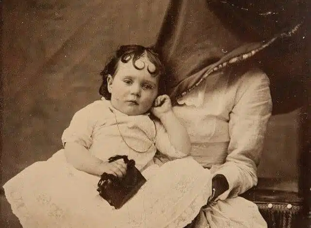 Photographe anonyme, Grande-Bretagne, 2e moitié du XIXe siècle. Hidden Mother | Domaine Public.