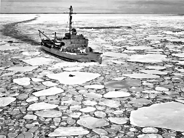 USS Burton Island durant l'operation Highjump - US Navy | Domaine public