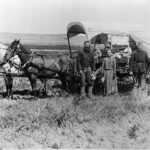 Photographie d'une famille avec son chariot couvert pendant la grande migration vers l'Ouest, 1866 - Auteur inconnu | Domaine public