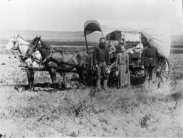 Photographie d'une famille avec son chariot couvert pendant la grande migration vers l'Ouest, 1866 - Auteur inconnu | Domaine public